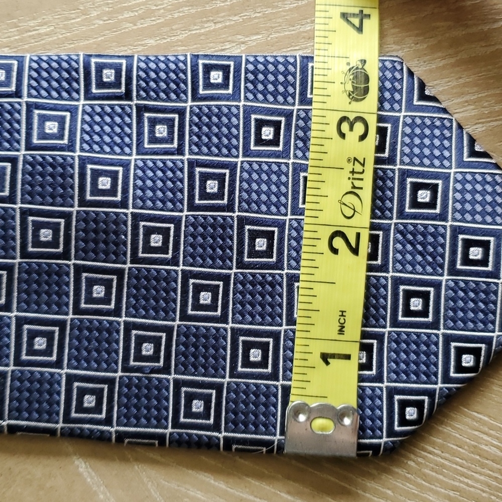 Kenneth Robert's platinum silk necktie - Picture 6 of 6